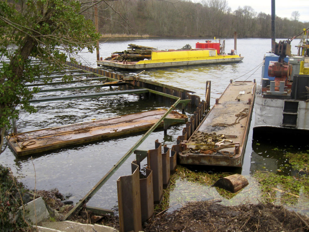 Sanierung des Steganlage und Neubau des Wellenbrechers im YCM