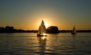 Segelboot im Sonnenuntergang vor Lindwerder