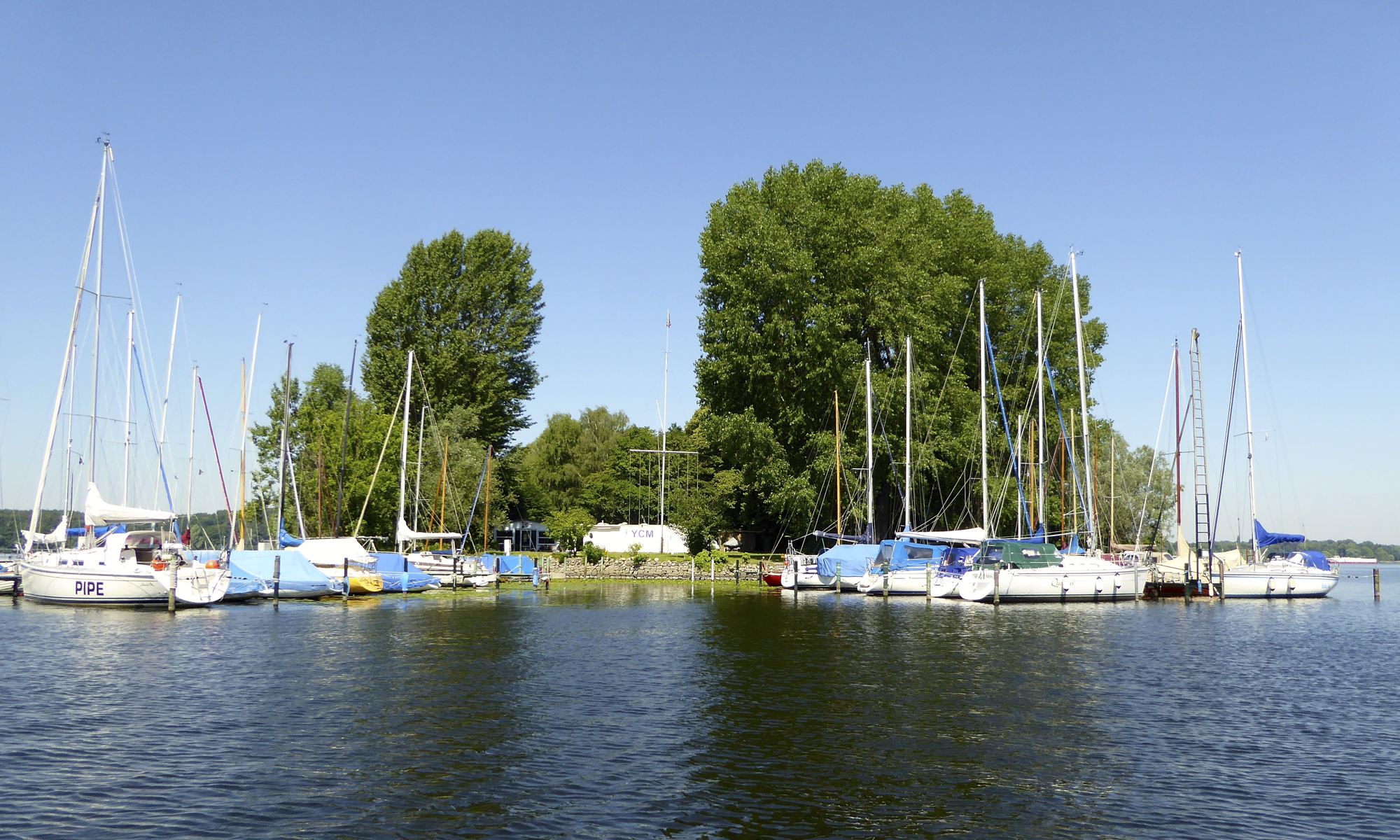 Blick vom Fähranleger auf die Steganlage des Yacht-Club Müggelsee.