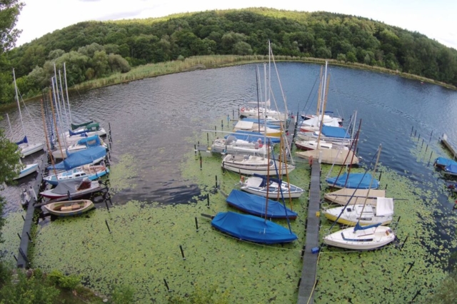 Luftbild des Hafens im Yacht-Club Müggelsee